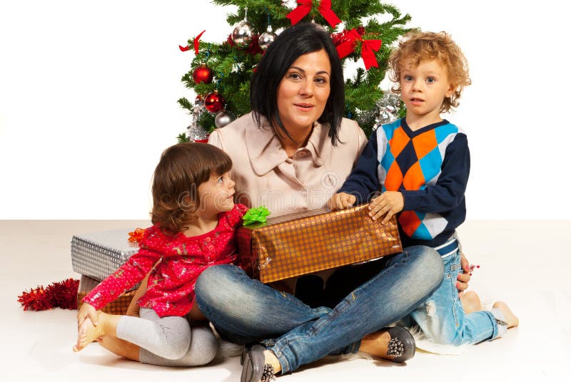 La mamma con i bambini celebra il Natale fotografia stock libera da diritti