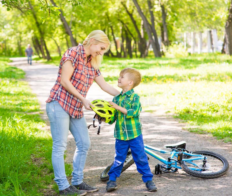 biciclette con persone sopra disegnate da bambini