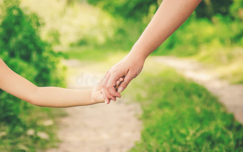 Tenersi Per Mano Della Figlia E Della Mamma Foto Foto Stock Gratis E Royalty Free Da Dreamstime