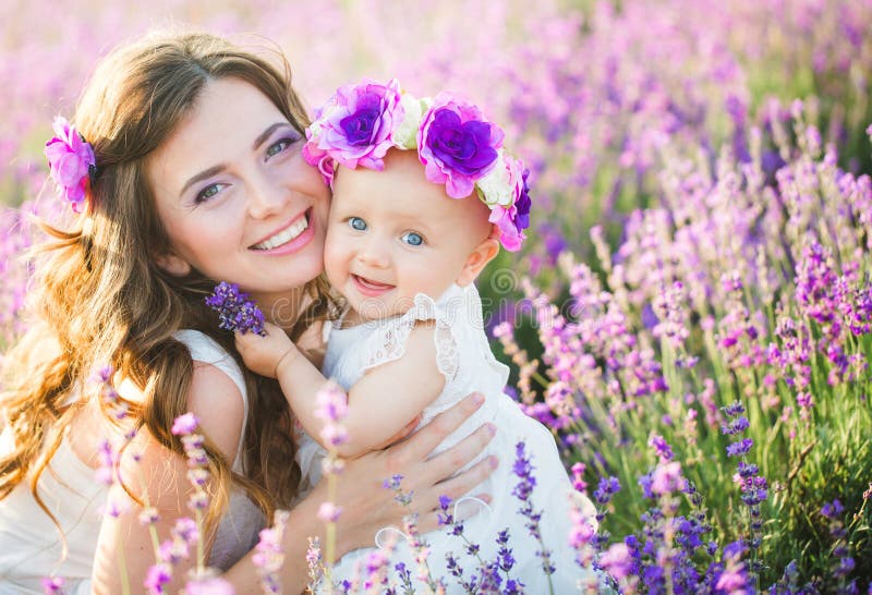 La mamma e sua figlia in una lavanda sistemano fotografie stock libere da diritti La mamma e sua figlia in una lavanda sistemano fotografie stock libere da diritti
