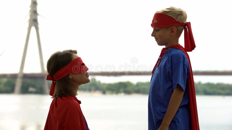 La mamá apoya al hijo en el juego del super héroe, psicoterapia para que el muchacho haga frente a problemas fotos de archivo libres de regalías La mamá apoya al hijo en el juego del super héroe, psicoterapia para que el muchacho haga frente a problemas fotos de archivo libres de regalías