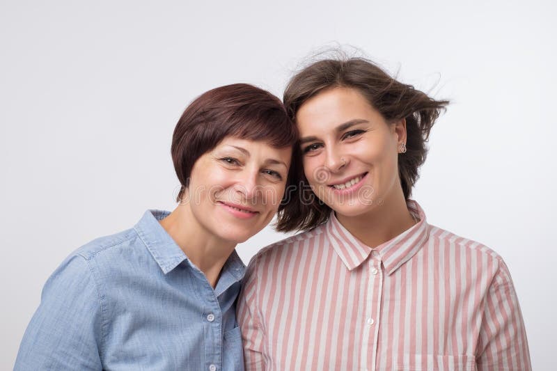 La mamá hermosa del maturesenior y su hija adulta están abrazando, mirando la cámara y la sonrisa imagenes de archivo La mamá hermosa del maturesenior y su hija adulta están abrazando, mirando la cámara y la sonrisa imagenes de archivo