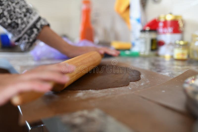 La mamá rueda la pasta Pasta del chocolate Manos que trabajan con pan de la receta de la preparaci?n de la pasta Manos femeninas fotografía de archivo libre de regalías La mamá rueda la pasta Pasta del chocolate Manos que trabajan con pan de la receta de la preparaci?n de la pasta Manos femeninas fotografía de archivo libre de regalías