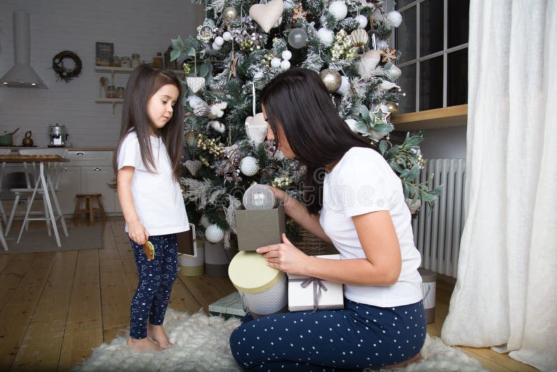 La mamá y la niña comunican con uno a fotos de archivo La mamá y la niña comunican con uno a fotos de archivo