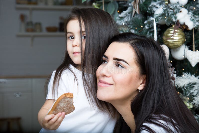 La mamá y la niña comunican con uno a imágenes de archivo libres de regalías La mamá y la niña comunican con uno a imágenes de archivo libres de regalías