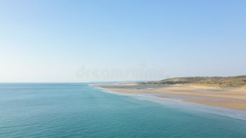 La manche frente a la playa de arena de la antigua iglesia