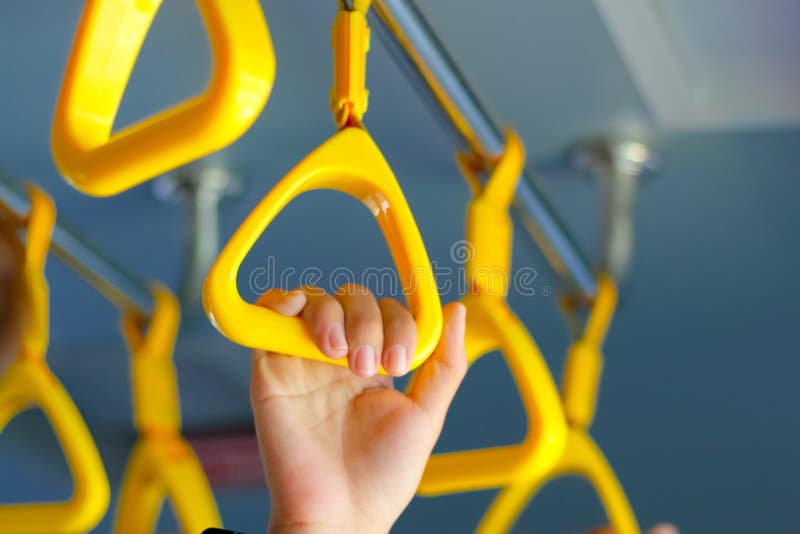 La manija en el MRT, evita el derribar sistema ferroviario o de subterráneo imagen de archivo libre de regalías La manija en el MRT, evita el derribar sistema ferroviario o de subterráneo imagen de archivo libre de regalías