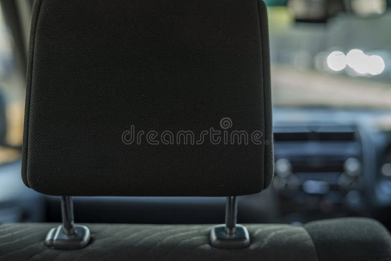 La mano ajusta el reposacabezas en el interior del coche. ajuste de la posición del asiento en el vehículo imagen de archivo libre de regalías