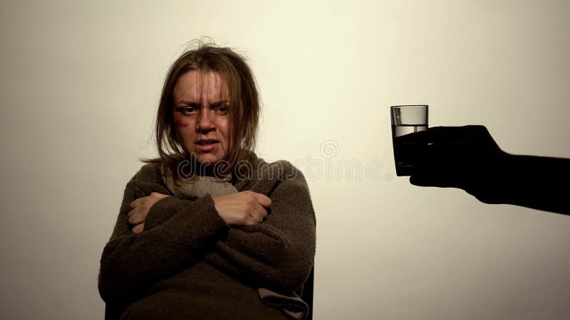 La mano che tiene il vetro della parte anteriore della vodka dell'alcool si è dedicata femminile, forza di volontà di problema immagini stock libere da diritti La mano che tiene il vetro della parte anteriore della vodka dell'alcool si è dedicata femminile, forza di volontà di problema immagini stock libere da diritti
