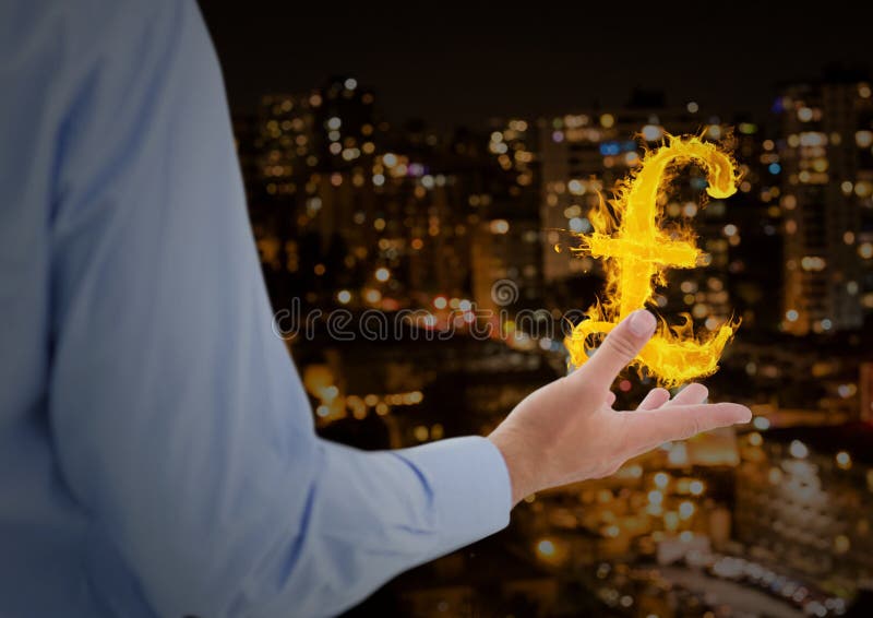 la mano con las libras enciende el icono encima delante de la ciudad en la noche imágenes de archivo libres de regalías la mano con las libras enciende el icono encima delante de la ciudad en la noche imágenes de archivo libres de regalías