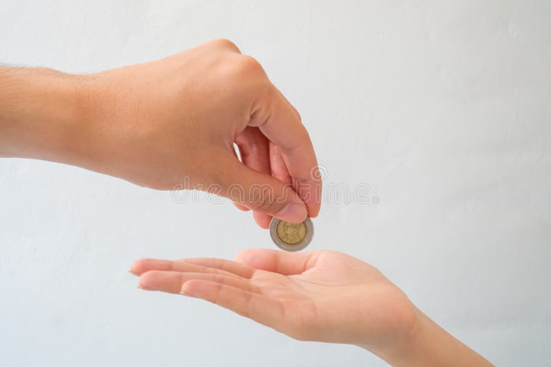 La mano da el aislante del dinero en el fondo blanco foto de archivo libre de regalías La mano da el aislante del dinero en el fondo blanco foto de archivo libre de regalías