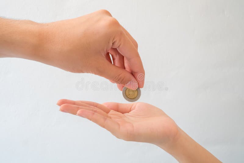 La mano da el aislante del dinero en el fondo blanco imagen de archivo libre de regalías La mano da el aislante del dinero en el fondo blanco imagen de archivo libre de regalías