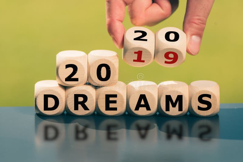 La mano da vuelta a los cubos y cambia la expresión los ‘2019 sueños ‘a 2020 sueños ‘ fotografía de archivo La mano da vuelta a los cubos y cambia la expresión los ‘2019 sueños ‘a 2020 sueños ‘ fotografía de archivo