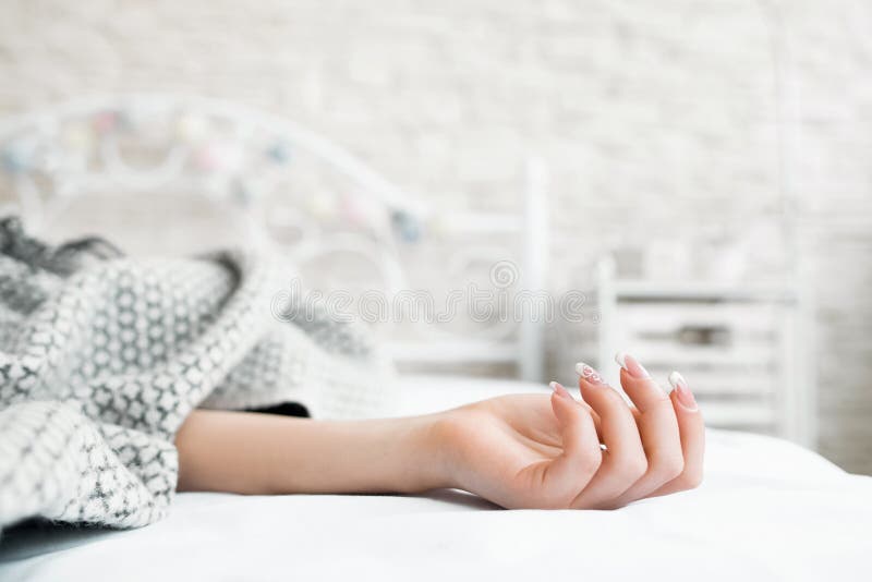 La mano de dormir en cama cubrió el primer de la mujer imágenes de archivo libres de regalías La mano de dormir en cama cubrió el primer de la mujer imágenes de archivo libres de regalías