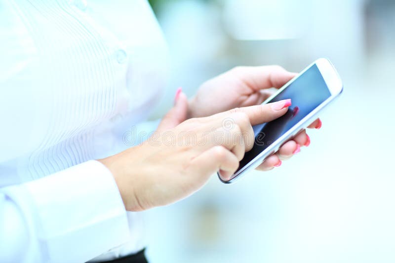 La Mano De La Mujer Usando El Teléfono Celular Foto de archivo Imagen