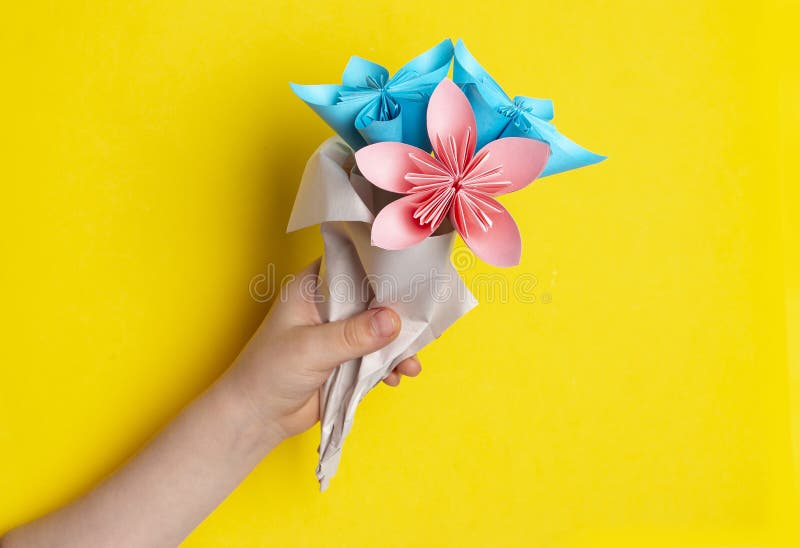 La Mano De Los Niños Sostiene Un Ramo De Flores De Papel Hechas Con La Técnica Del Origami En Un Fondo Amarillo. Concepto Diy. Niñ Foto de archivo - Imagen de amarillo, La Mano De Los Niños Sostiene Un Ramo De Flores De Papel Hechas Con La Técnica Del Origami En Un Fondo Amarillo. Concepto Diy. Niñ Foto de archivo - Imagen de amarillo,