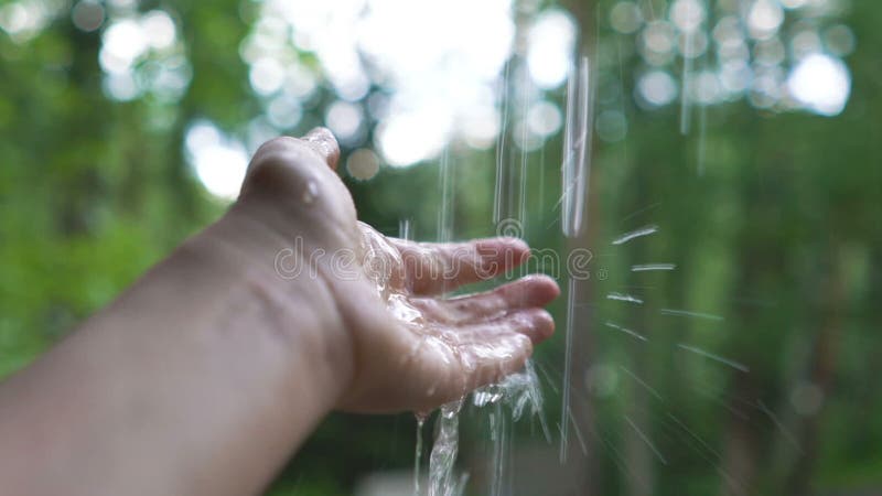 La mano de la mujer en la lluvia