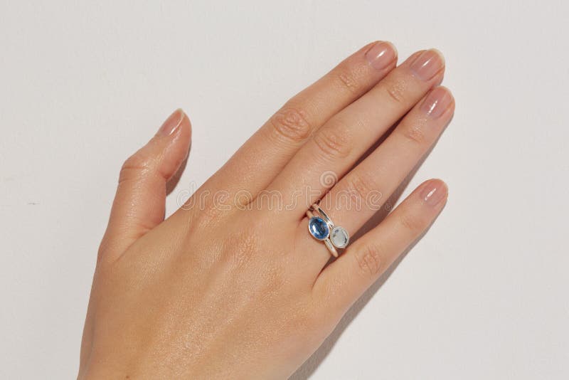 La mano de una mujer con el anillo blanco fotos de archivo libres de regalías La mano de una mujer con el anillo blanco fotos de archivo libres de regalías