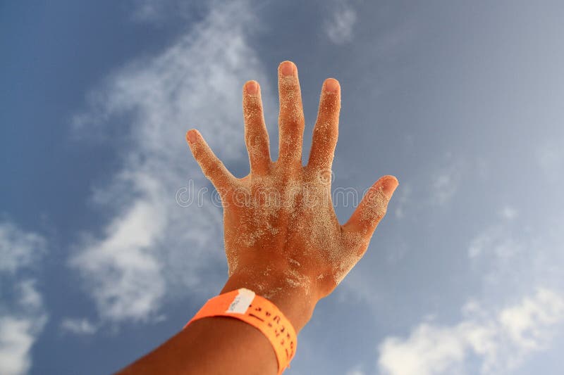 La mano del bambino coperta in sabbia fotografie stock libere da diritti La mano del bambino coperta in sabbia fotografie stock libere da diritti
