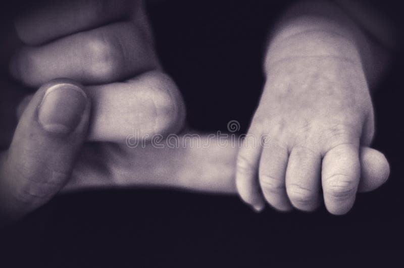 La mano del bebé que sostiene el finger de su madre imágenes de archivo libres de regalías La mano del bebé que sostiene el finger de su madre imágenes de archivo libres de regalías