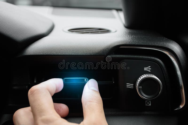 La mano del conductor ajusta la dirección del viento de la ventilación del aire en el ajuste de dirección del botón del coche mode imagen de archivo libre de regalías