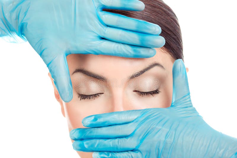 La mano del doctor en guantes alrededor de ojos de una muchacha fotografía de archivo libre de regalías La mano del doctor en guantes alrededor de ojos de una muchacha fotografía de archivo libre de regalías