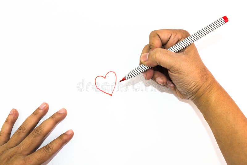 La mano del hombre está dibujando la muestra del corazón con el rotulador rojo imágenes de archivo libres de regalías La mano del hombre está dibujando la muestra del corazón con el rotulador rojo imágenes de archivo libres de regalías