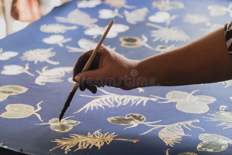 La mano del primo piano dell'artista è dipinta sul tessuto fotografie stock libere da diritti La mano del primo piano dell'artista è dipinta sul tessuto fotografie stock libere da diritti