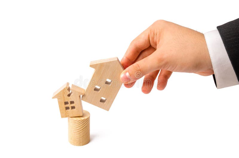 La mano del ` s dell'uomo d'affari sostituisce la casa vecchia con nociva per un nuovo Rinnovamento e demolizione per costruire c immagine stock libera da diritti La mano del ` s dell'uomo d'affari sostituisce la casa vecchia con nociva per un nuovo Rinnovamento e demolizione per costruire c immagine stock libera da diritti