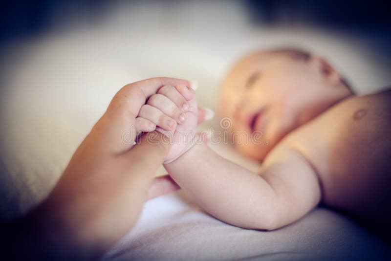La mano del ` s della mamma dà sicurezza immagine stock libera da diritti
