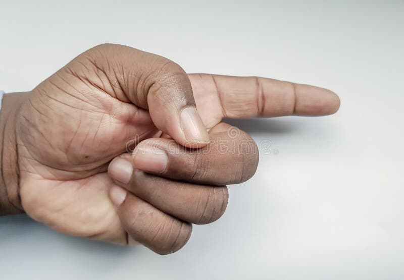 La mano dell'uomo con l'indice che indica a qualcosa nella direzione sinistra immagini stock La mano dell'uomo con l'indice che indica a qualcosa nella direzione sinistra immagini stock