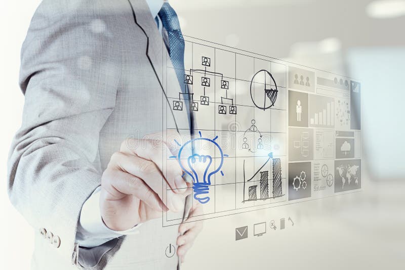 La mano dell'uomo d'affari estrae la lampadina con la nuova interfaccia del computer illustrazione di stock
