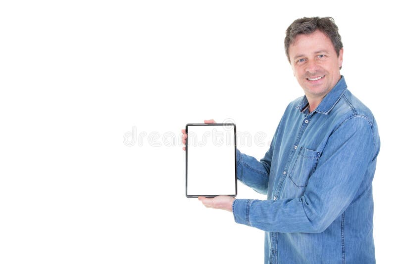La mano dell'uomo mostra a computer mobile la compressa digitale con lo schermo in bianco bianco nella posizione verticale isolat fotografia stock La mano dell'uomo mostra a computer mobile la compressa digitale con lo schermo in bianco bianco nella posizione verticale isolat fotografia stock