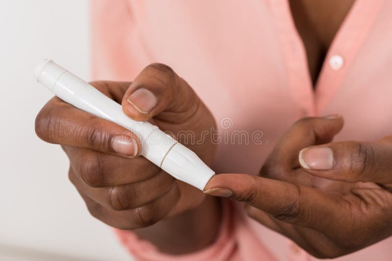 La mano della persona che controlla sangue Sugar Level With Glucometer fotografia stock libera da diritti La mano della persona che controlla sangue Sugar Level With Glucometer fotografia stock libera da diritti