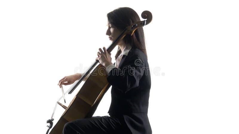 La mano femenina juega con un arco en un violoncelo en el estudio blanco Fondo blanco Vista lateral