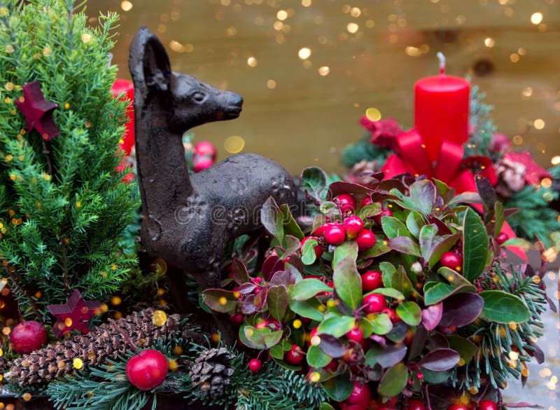 La mano ha elaborato la composizione floreale botanica in bello Natale dalla candela verde fresca della renna del vischio della b fotografia stock La mano ha elaborato la composizione floreale botanica in bello Natale dalla candela verde fresca della renna del vischio della b fotografia stock