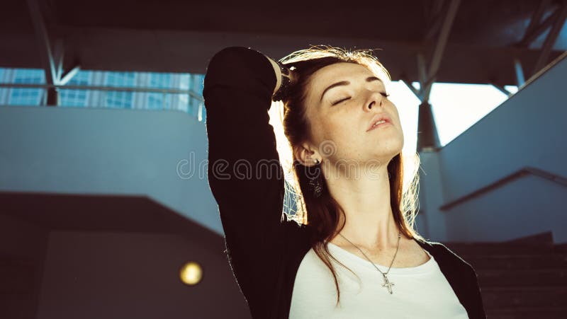 La mano hermosa de la muchacha endereza el pelo rojo en los rayos del sol de igualación El sueño con los ojos se cerró Retrato se imagen de archivo La mano hermosa de la muchacha endereza el pelo rojo en los rayos del sol de igualación El sueño con los ojos se cerró Retrato se imagen de archivo