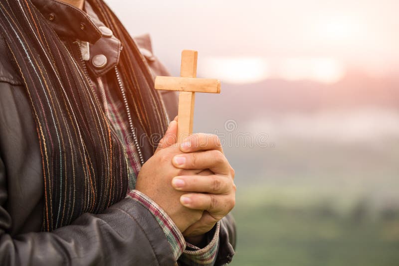 La mano humana lleva a cabo la cruz La terapia de la eucaristía bendice a dios que ayuda al representante fotografía de archivo La mano humana lleva a cabo la cruz La terapia de la eucaristía bendice a dios que ayuda al representante fotografía de archivo