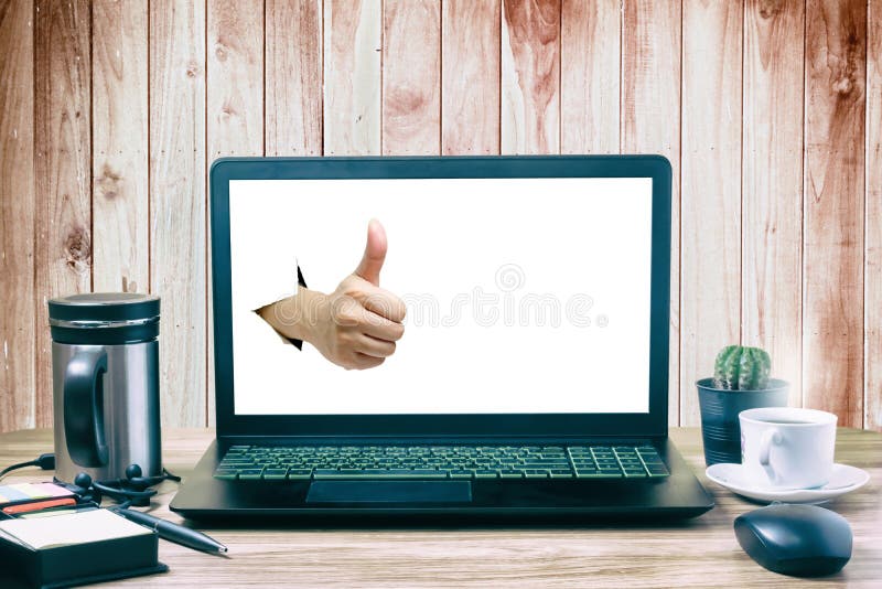 La mano le gusta el ordenador portátil con café y el ratón blancos en blanco de la pantalla fotos de archivo La mano le gusta el ordenador portátil con café y el ratón blancos en blanco de la pantalla fotos de archivo