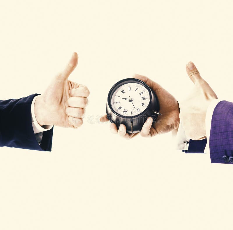 La mano maschio in vestito tiene l'orologio, spazio della copia Gestione di tempo immagini stock libere da diritti La mano maschio in vestito tiene l'orologio, spazio della copia Gestione di tempo immagini stock libere da diritti