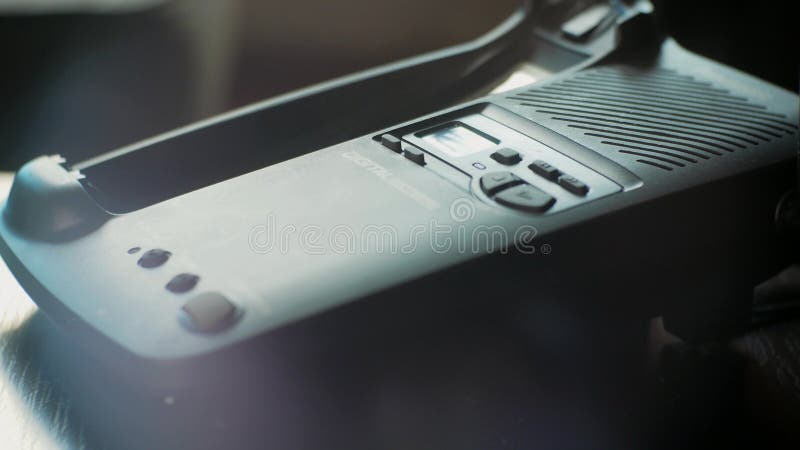 La mano masculina coge un teléfono de radio de la base metrajes