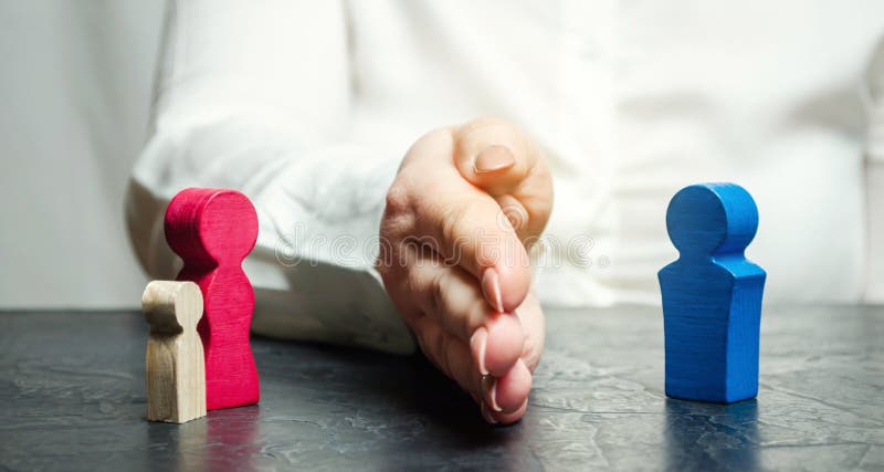 La mano separa a la madre con el niño del padre La decisión de la corte que sentirá bien al guarda del niño imagen de archivo libre de regalías La mano separa a la madre con el niño del padre La decisión de la corte que sentirá bien al guarda del niño imagen de archivo libre de regalías