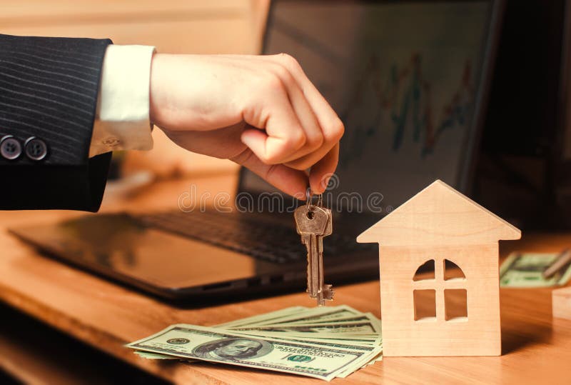 La mano tiene le chiavi alla casa Concetto del bene immobile vendita o affitto di alloggio, affitto dell'appartamento realtor con fotografie stock libere da diritti La mano tiene le chiavi alla casa Concetto del bene immobile vendita o affitto di alloggio, affitto dell'appartamento realtor con fotografie stock libere da diritti