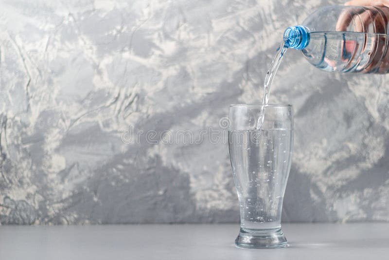 Si Riempie D Acqua Calda Mano Che Versa Un Bicchiere D'acqua Dal Rubinetto Di Filtrazione
