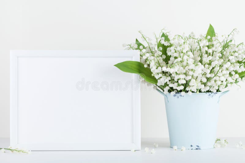La maqueta del marco adornó las flores en florero en el fondo blanco con el espacio limpio para el texto imágenes de archivo libres de regalías La maqueta del marco adornó las flores en florero en el fondo blanco con el espacio limpio para el texto imágenes de archivo libres de regalías