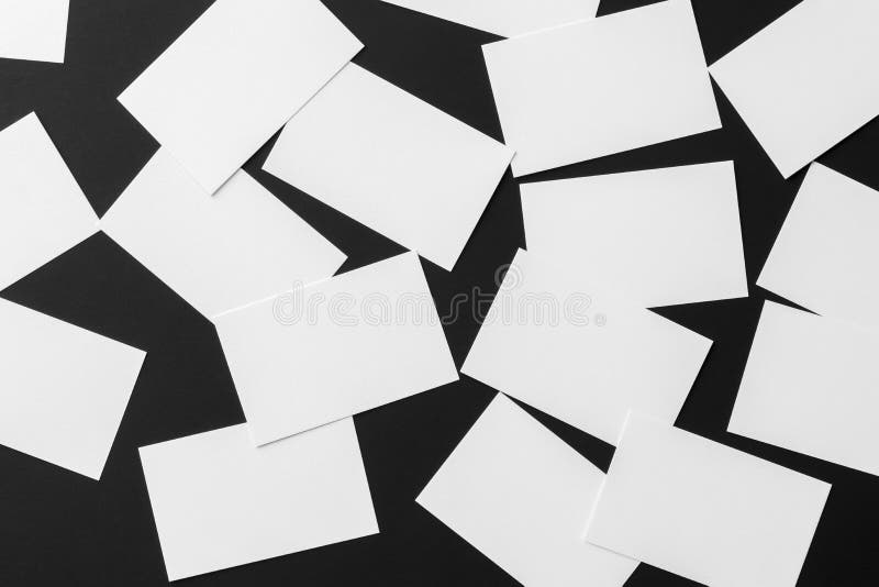 La maquette des piles blanches dispersées de cartes de visite professionnelle de visite a arrangé dans les rangées