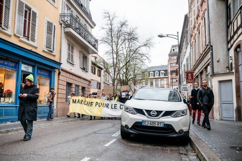 La Marche versent la marche de Le Climat pour se protéger sur la rue française image libre de droits La Marche versent la marche de Le Climat pour se protéger sur la rue française image libre de droits