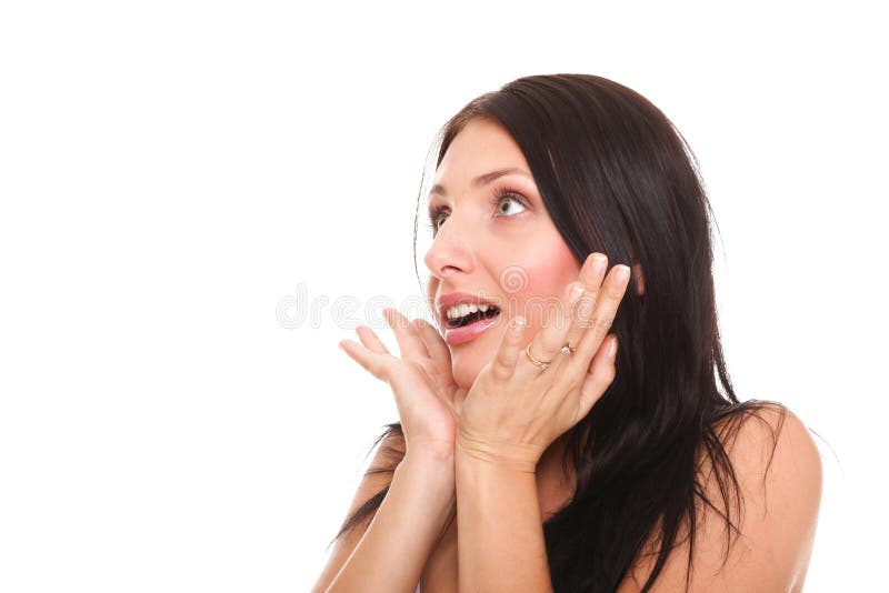 La maschera luminosa della donna graziosa stupita con consegna la bocca fotografia stock libera da diritti La maschera luminosa della donna graziosa stupita con consegna la bocca fotografia stock libera da diritti