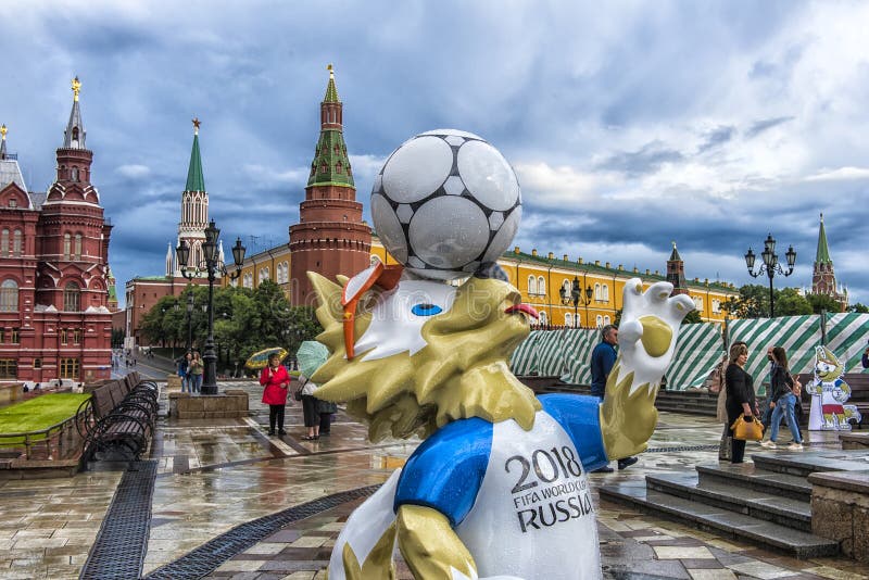 La mascotte officielle de la coupe du monde 2018 de la FIFA et les confédérations de la FIFA mettent en forme de tasse le loup 20