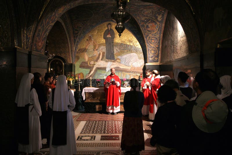 La masse catholique aux 11èmes stations de la croix dans l'église de la tombe sainte jérusalem